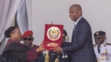 <div>Daniel Chapo recebe o Emblema de Moçambique durante a sua tomada de posse como Presidente de Moçambique na Praça da Independência, em Maputo, a 15 de janeiro de 2025.</div>
