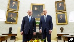 ARCHHIVO - El presidente Joe Biden, a la derecha, se reúne con el primer ministro israelí, Benjamin Netanyahu, a la izquierda, en la Oficina Oval de la Casa Blanca en Washington, el jueves 25 de julio de 2024.