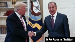 El presidente de EE.UU., Donald Trump, se reunió con el ministro de Relaciones Exteriores de Rusia, Sergei Lavrov en la Casa Blanca, el miércoles, 10 de mayo de 2017. 