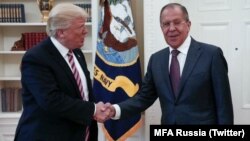 Le président américain Donald Trump et Sergueï Lavrov à la Maison blanche, le 10 mai 2017. 