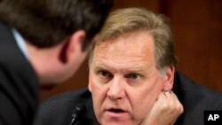 Ketua Komite Intelijen DPR Amerika dari Partai Republik Mike Rogers, R-Mich., kanan, berdiskusi dengan anggota komite dari Partai Republik Devin Nunes, dalam sidang di Capitol Hill tentang serangan teroris di gedung AS di Benghazi, 2 April 2014