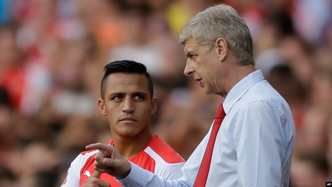 Manajer Arsenal, Arsene Wenger (kanan), memberi instruksi pada Alexis Sanchez pada sebuah pertandingan. (AP/Matt Dunham)