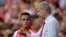 Manajer Arsenal, Arsene Wenger (kanan), memberi instruksi pada Alexis Sanchez pada sebuah pertandingan. (AP/Matt Dunham)