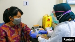 Una mujer se somete a un test de coronavirus en Yakarta, Indonesia, el 16 de diciembre de 2020.