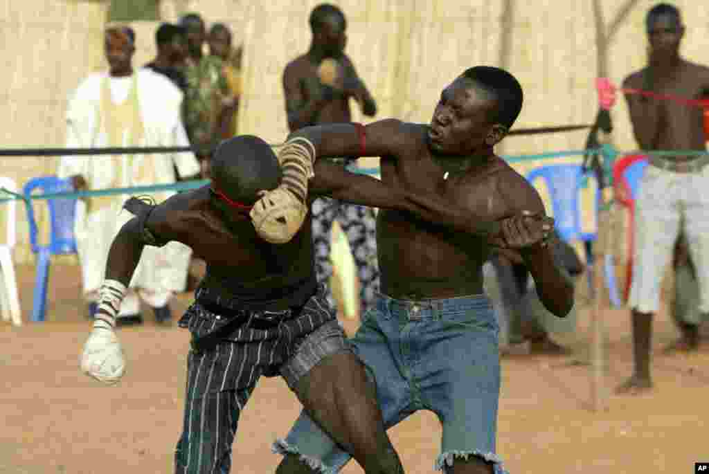 Wasu &#39;yan damben gargajiya su na gwabzawa a Sokoto ranar 6 Afrilu, 2008.