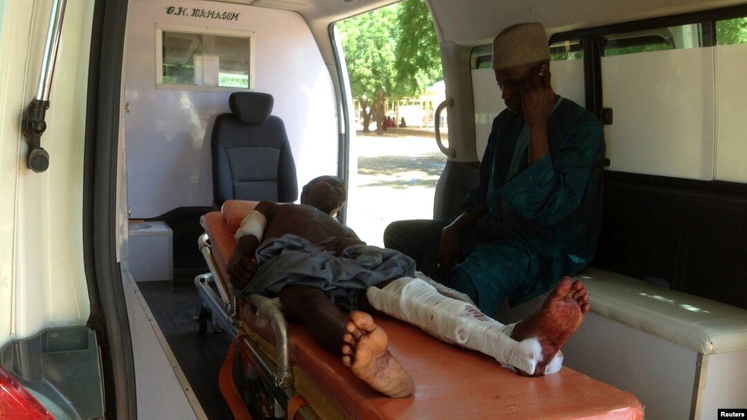 Wani mutum da yaji rauni a harin da aka kai kan wata kwaleji da ake kyautata zaton mayakan kishin Islama suka kai, yana kwance a cikin motar asibiti a asibitin gwamnatin tarayya dake Nguru jihar Yobe. Satumba 30, 2013.