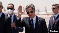 El secretario de Estado de EE. UU., Antony Blinken, hace un saludo a su llegada al Aeropuerto Internacional de El Cairo, Egipto, el 26 de mayo de 2021.
