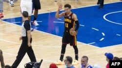 Trae Young (11) des Atlanta Hawks réagit face aux fans lors du match contre les Philadelphia 76ers, USA, le 20 juin 2021.