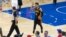 Trae Young d'Atlanta salue le public lors d'un match contre Philadelphie, USA, le 20 juin 2021. 