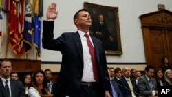 VIcedirector del FBI, Peter Strzok, presta juramento ante los Comités Judicial y de Supervisión y Reforma del Gobierno en la Cámara de Representantes de EE.UU. durante una audiencia sobre la "Supervisión de Acciones del FBI y el Departamento de Justicia relacionadas con la elección de 2016", en el Capitolio. Julio 12, 2018, in Washington. (AP Photo/Evan Vucci)