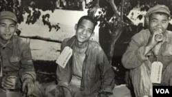 戰俘笑臉對著鏡頭 (視頻截圖)