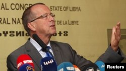 Le représentant spécial et Chef de la Mission d'appui des Nations Unies en Libye, Martin Kobler parle lors d'une conférence de nouvelles à Tripoli, 22 novembre 2015.