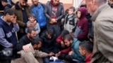 ARCHIVO - Familiares lloran en el funeral del periodista palestino Ahmed Al-Shayah, cubierto con un chaleco de prensa, muerto en un ataque israelí en Khan Younis, en el Hospital Nasser, en el sur de Gaza, el 16 de enero.