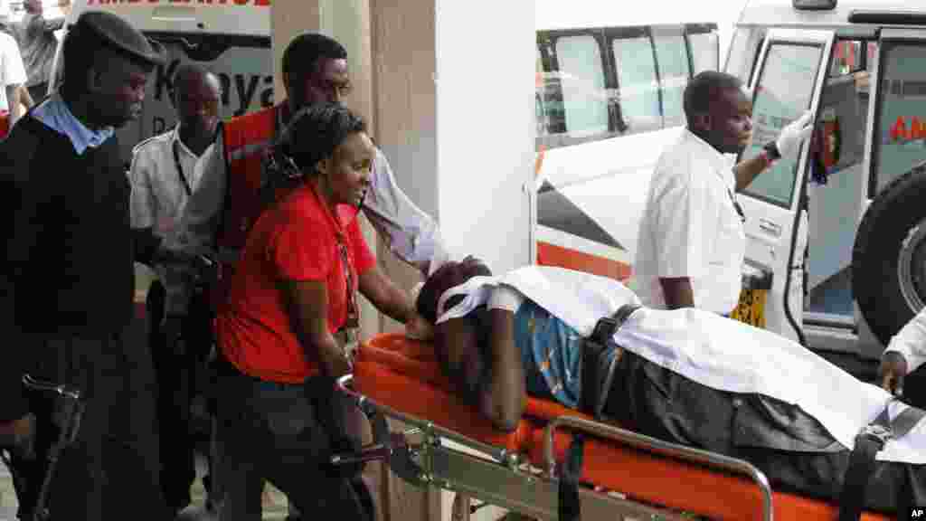 Un blessé transporté sur une civière à l'Hôpital national Kenyatta de Nairobi, au Kenya, Mardi 7 Juillet 2015, après une attaque perpétrée par hommes armés à Mandera.