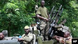 Des militaires de l'armée ivoirienne à Duekoue, 29 mars 2011.