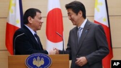ردیس جمهوری فیلیپین در کنار شینزو آبه نخست وزیر ژاپن