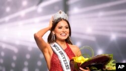 En esta imagen difundida por la Organización Miss Universo, Miss México Andrea Meza, quien fue coronada Miss Universo el domingo 16 de mayo de 2021 en el Seminole Hard Rock Hotel & Casino en Hollywood, Florida.
