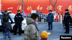 Policija ispred osnovne škole u Pekingu gde je domar napao đake čekićem.