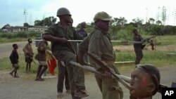 Des combattants Mayi Mayi patrouillent dans le parc national de Virunga au nord de Goma, le 11 décembre 1996 (Archives)