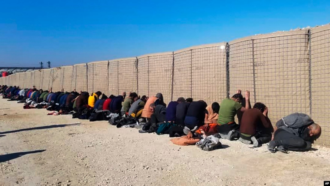 Puluhan militan ISIS yang berhasil ditahan oleh pasukan Kurdi pasca serangan terhadap penjara Gweiran di Hassakeh, Suriah Jumat (21/1).