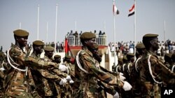 Sojojin Sudan People's Liberation Army suna maci yayin shirin bukin ayyana 'yancin kan Jamhuriyar Sudan ta Kudu.