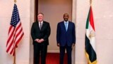 ARCHIVES - Le chef de l'État soudanais Abdel-Fattah Burhan (à dr.), avec le secrétaire d'État américain de l'époque, Mike Pompeo, un des facilitauers de l'accord de normalisation entre le Soudan et Israël, à Khartoum, au Soudan, le 25 août 2020.