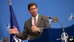 El secretario de Denfesa de EE.UU. en funciones, Mark Esper, habla durante una conferencia de prensa tras una reunión en la sede de la OTAN en Bruselas, el jueves, 27 de junio de 2019.