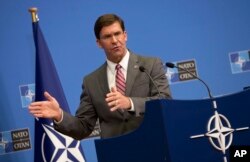 Penjabat Menteri Pertahanan AS Mark Esper berbicara kepada media dalam konferensi pers di markas NATO di Brussels, Belgia, 27 Juni 2019.