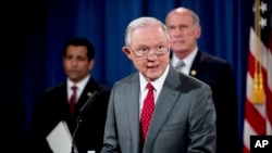 Jaksa Agung Amerika Jeff Sessions berbicara dalam sesi pengarahan di Departemen Kehakiman di Washington, DC (4/8).