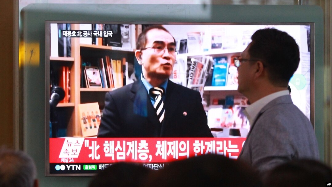 Berita di TV menunjukkan, Thae Yong Ho, diplomat tinggi di Kedutaan Korea Utara di London yang membelot ke Korea Selatan Agustus lalu (foto: dok).
