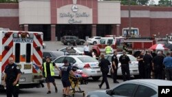 Nhân viên cấp cứu tập trung bên ngoài rạp phim Carmike Hickory 8 sau vụ nổ súng ở Antioch, gần Nashville, Tennessee, 5/8/2015.