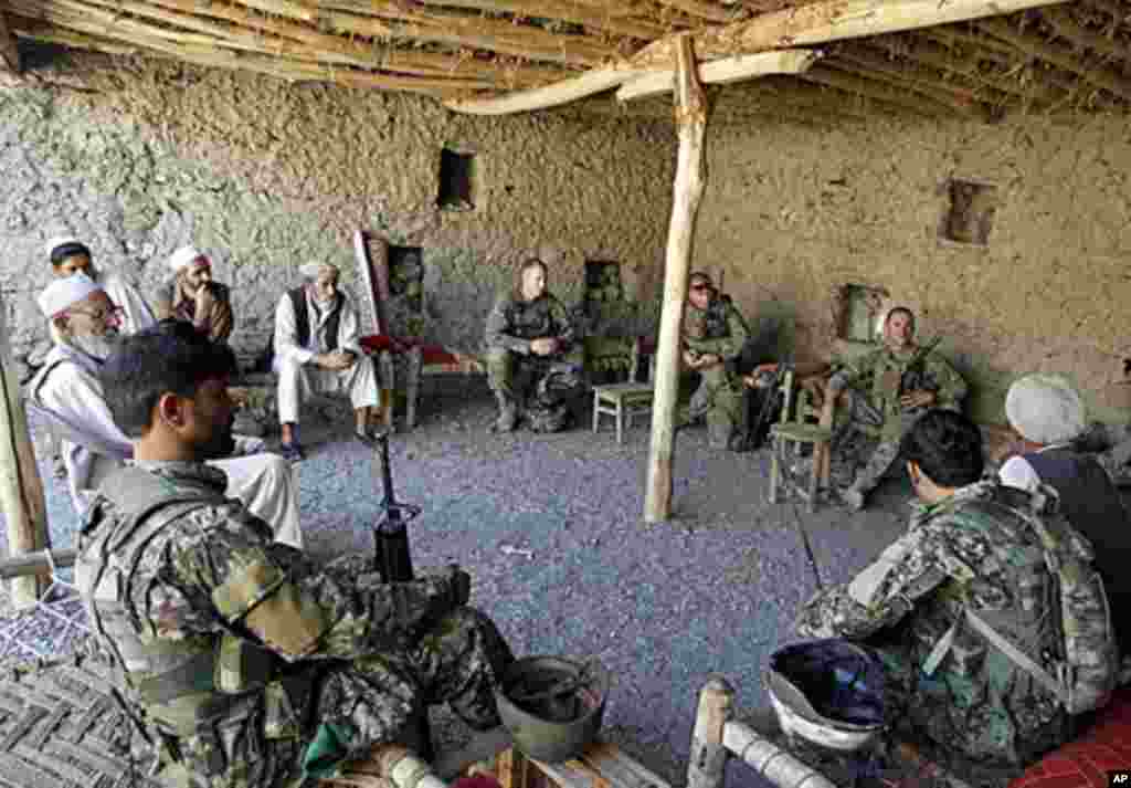 2011年10月2日，美军和阿富汗士兵与东部库纳尔省阿富汗与巴基斯坦边境附近的村民进行对话。