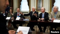 Wapres AS Mike Pence (tengah) dan Menteri Kesehatan AS Tom Price (kedua dari kanan) membahas isu asuransi layanan kesehatan dengan organisasi-organisasi konservatif di Washington DC (10/3) lalu. 