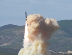 미국 국방부가 지난 2016년 1월 미국 캘리포니아주 밴던버그 공군기지에서 실시한 장거리 요격미사일 시험발사 장면을 공개햇다.