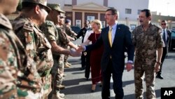 El secretario de Defensa de EE.UU., Ash Carter, segundo desde la derecha, durante su visita a Jordania, el miércoles, 22 de julio de 2015.