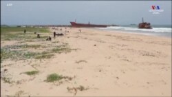 Լագոսի ամենամեծ և ամենագեղեցիկ լողափի ավազը մաքրվում է աղբից մի խումբ լագոսցի բնապահպան ակտիվիստների կողմից