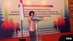 Menteri Negara Pemberdayaan Perempuan dan Perlindungan Anak, Linda Amalia Sari Gumelar dalam acara di Bali. (VOA/Muliarta)