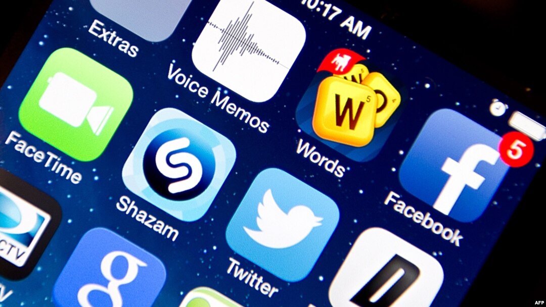 Aplikasi-aplikasi dalam iPhone 5s produksi Apple.