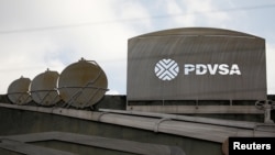 Logotipo en el exterior de un edificio de la compañía petrolera estatal venezolana PDVSA en Caracas, Venezuela. [Archivo]