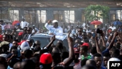 Félix Tshisekedi, président de l’Union pour la démocratie et le progrès social (UDPS) accompagné de ses partisans avance, sur une véhicule, vers le lieu de son meeting à N’Djili, Kinshasa, 24 avril 2018.