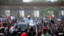 Félix Tshisekedi, président de l’Union pour la démocratie et le progrès social (UDPS) accompagné de ses partisans avance, sur une véhicule, vers le lieu de son meeting à N’Djili, Kinshasa, 24 avril 2018.