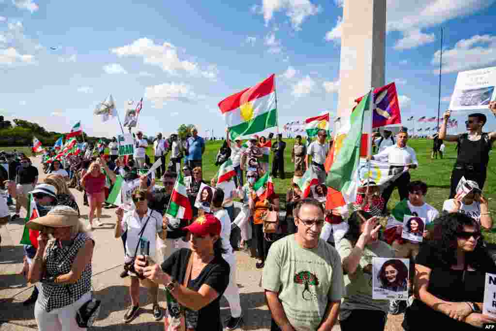 Di 15'ê Îlona 2024'an de li Washington, DC, komek xwepêşander salvegera duyemîn a mirina Jîna Emînî bi bîr tînin. AFP