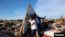 Levantando una pared en Moore, Oklahoma: la destrucción es en muchos casos total y difícil de recuperar.