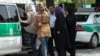 تصویری از سرکوب زنان ایرانی که حجاب مدنظر جمهوری اسلامی را رعایت نمی‌کنند
