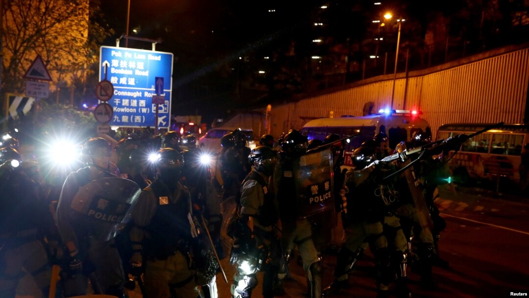 香港防爆警察星期六（11月16日）在香港大學外驅散抗議者。
