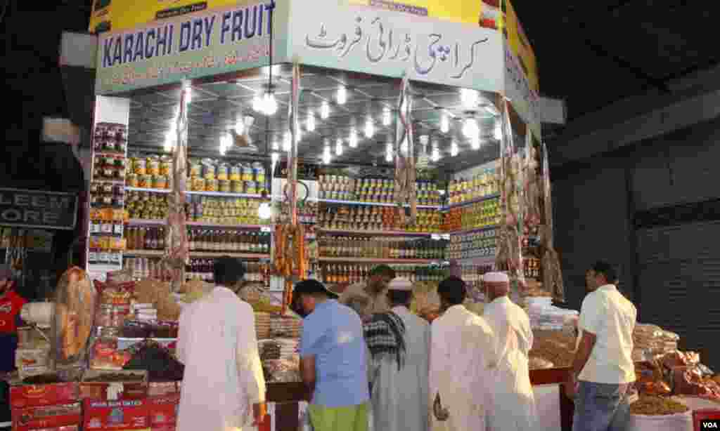 کراچی میں ڈرائی فروٹ کی دکانوں پر گاہکوں کا رش