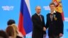 Архівне фото. Президент Росії Володимир Путін тисне руку російському олімпійському чемпіону з фігурного катання Микиті Кацалапову (праворуч) після Зимової Олімпіади 2014 року в Сочі, Росія, у понеділок, 24 лютого 2014 року.