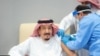 Raja Saudi Salman bin Abdulaziz mendapat vaksin COVID-19 di Neom, Arab Saudi, 8 Januari 2021. (Foto: via Reuters)