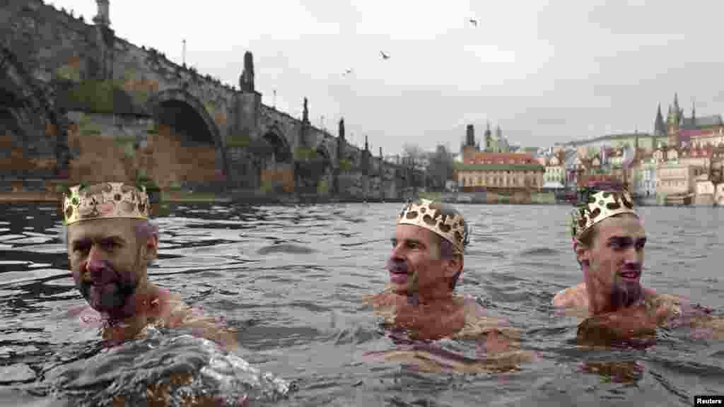 Los "Reyes Magos" nadan en el río Vltava en Praga.