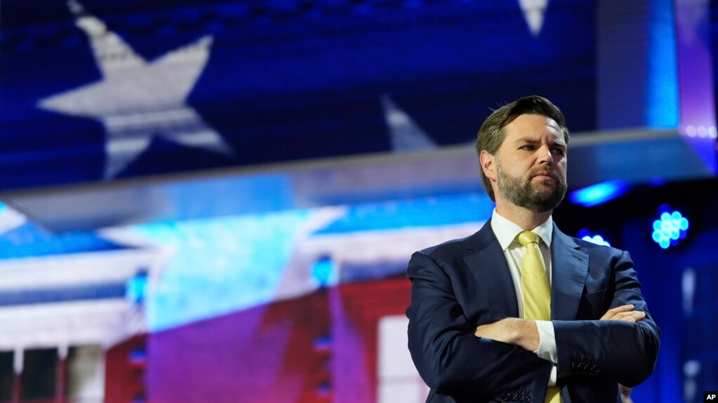 El candidato republicano a la vicepresidencia de EEUU, el senador J. D. Vance, senador republicano por Ohio, observa el escenario antes de la Convención Nacional Republicana el martes 16 de julio de 2024 en Milwaukee. (Foto AP/Paul Sancya)